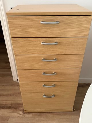 Cómoda de madera con tiradores plateados