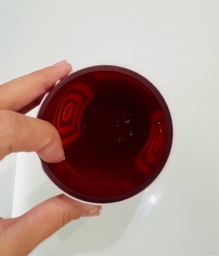 Jarrón de cerámica blanco y rojo. Solo envío