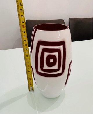 Jarrón de cerámica blanco y rojo. Solo envío
