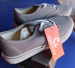 Zapatillas ASTRO-7 Talla 38 Nuevas