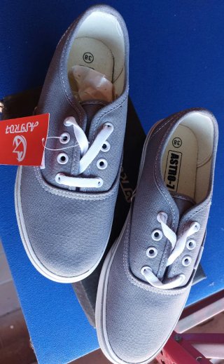 Zapatillas ASTRO-7 Talla 38 Nuevas