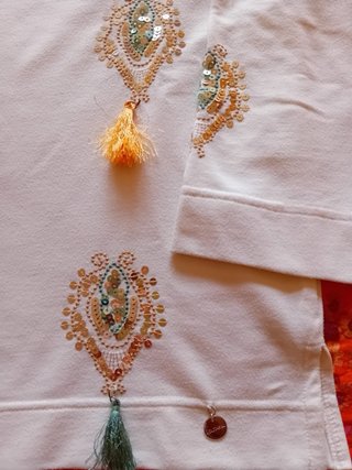 Sudadera blanca con adornos dorados