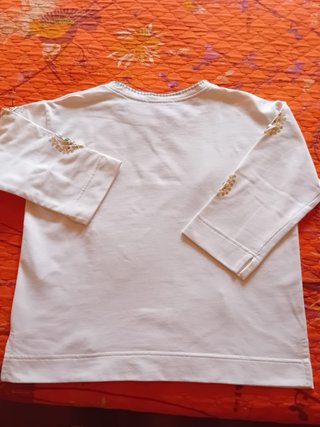 Sudadera blanca con adornos dorados