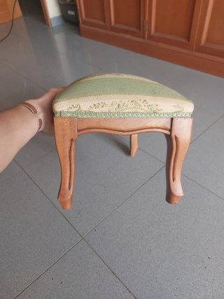 Banqueta o reposapiés clásico