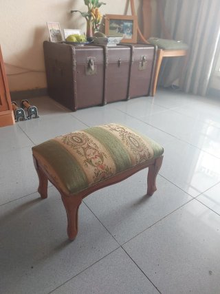 Banqueta o reposapiés clásico