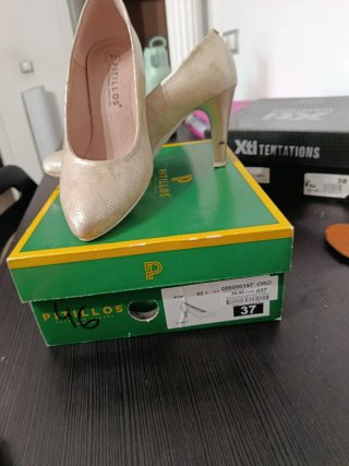 Zapatos de tacón Pitillos dorados talla 37
