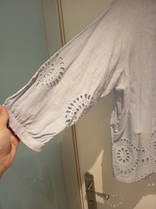 Camisa azul con bordados