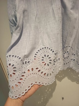 Camisa azul con bordados