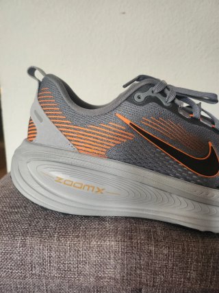 Nike Vomero 18 Talla 44 Gris Naranja