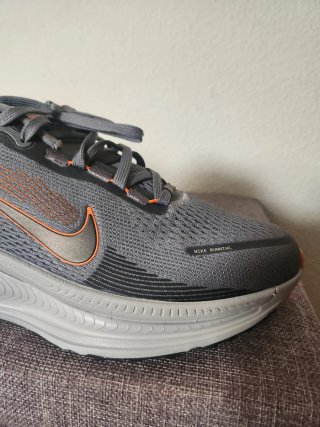 Nike Vomero 18 Talla 44 Gris Naranja