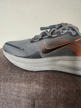 Nike Vomero 18 Talla 44 Gris Naranja