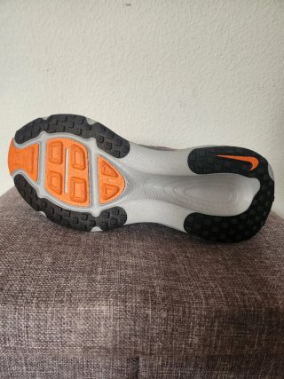 Nike Vomero 18 Talla 44 Gris Naranja