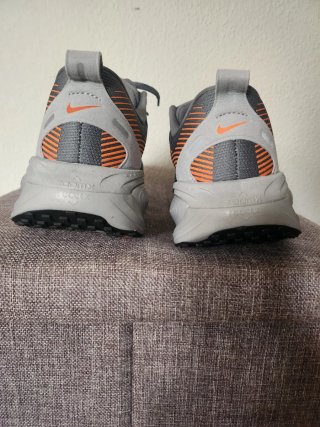 Nike Vomero 18 Talla 44 Gris Naranja