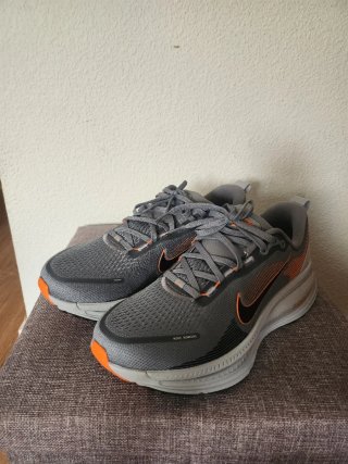 Nike Vomero 18 Talla 44 Gris Naranja