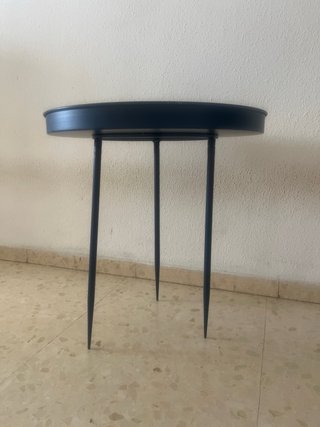 Mesa auxiliar redonda de metal azul