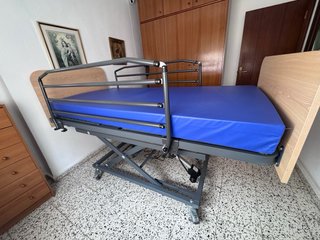 Cama eléctrica elevable madera y metal