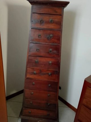 Cassettiera in legno scuro