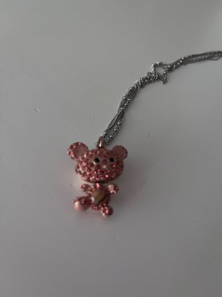 Collar Guess Oso Rosa y Cadena Plateada