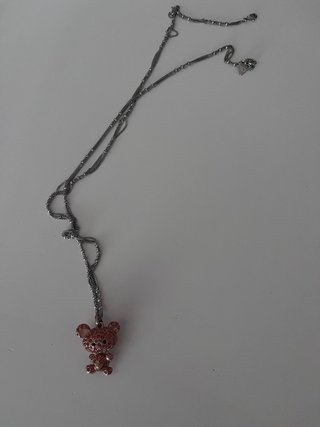 Collar Guess Oso Rosa y Cadena Plateada