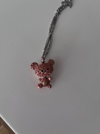 Collar Guess Oso Rosa y Cadena Plateada