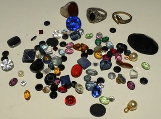 Lote de piedras y anillos de bisutería