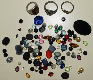 Lote de piedras y anillos de bisutería