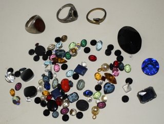 Lote de piedras y anillos de bisutería