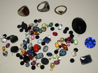 Lote de piedras y anillos de bisutería