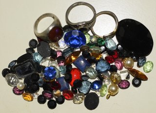 Lote de piedras y anillos de bisutería