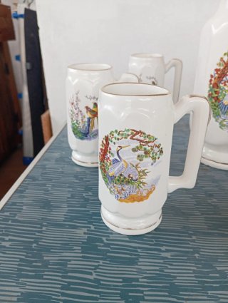 Juego de jarra y tazas de porcelana
