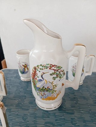 Juego de jarra y tazas de porcelana