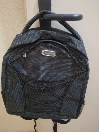Mochila negra con puntitos