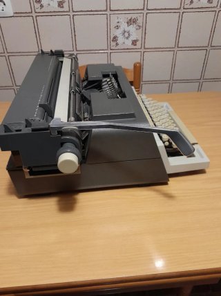 Máquina de escribir Olivetti Línea 98