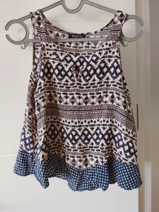 Blusa con vuelo manga corta azul marino