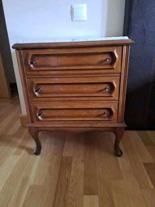 Mesita de noche antigua de madera y mármol