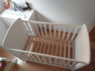 Cuna de bebé blanca con colchón marca Ecus Kids