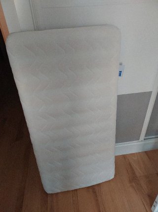 Cuna de bebé blanca con colchón marca Ecus Kids