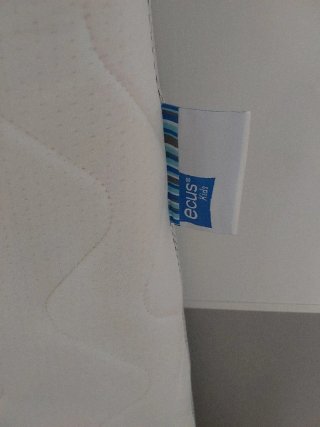Cuna de bebé blanca con colchón marca Ecus Kids