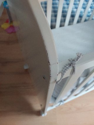 Cuna de bebé blanca con colchón marca Ecus Kids