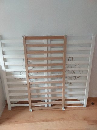 Cuna de bebé blanca con colchón marca Ecus Kids