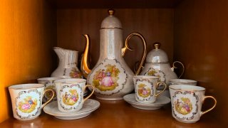Juego de café de porcelana con detalles dorados