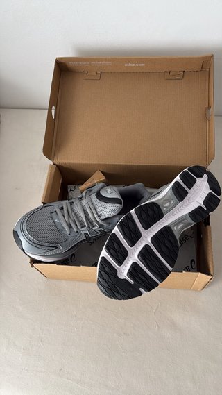 Zapatillas Asics grises y negras