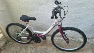 Bicicleta niña con rueda trasera pinchada