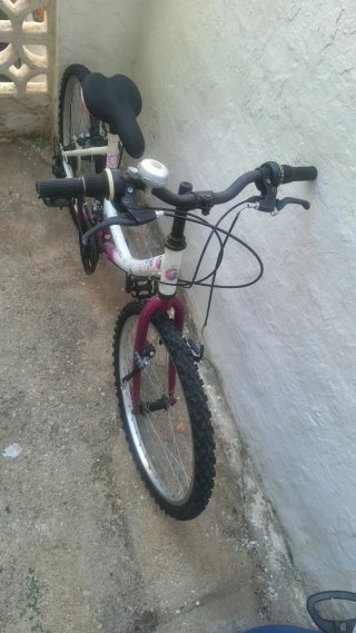 Bicicleta niña con rueda trasera pinchada