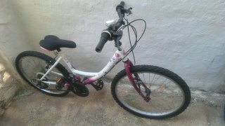 Bicicleta niña con rueda trasera pinchada