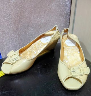 Sandalias Wonders tacón bajo amarillo de Charol