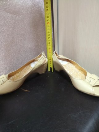 Sandalias Wonders tacón bajo amarillo de Charol