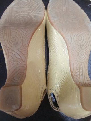 Sandalias Wonders tacón bajo amarillo de Charol