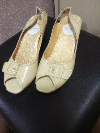 Sandalias Wonders tacón bajo amarillo de Charol
