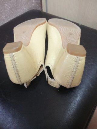 Sandalias Wonders tacón bajo amarillo de Charol